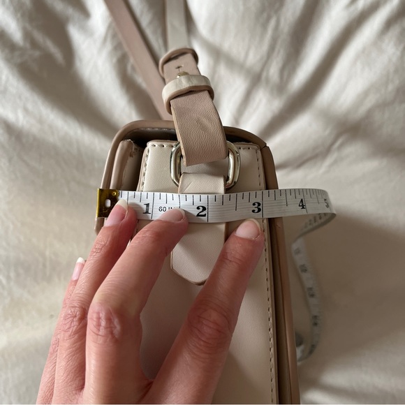 Cream Shoulder Bag with Golden Metal Clasp - Picture 13 of 16